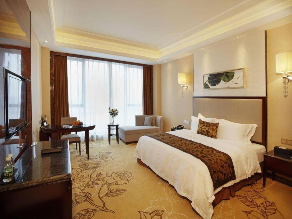 Eurasia Convention International Hotel Ухань Экстерьер фото