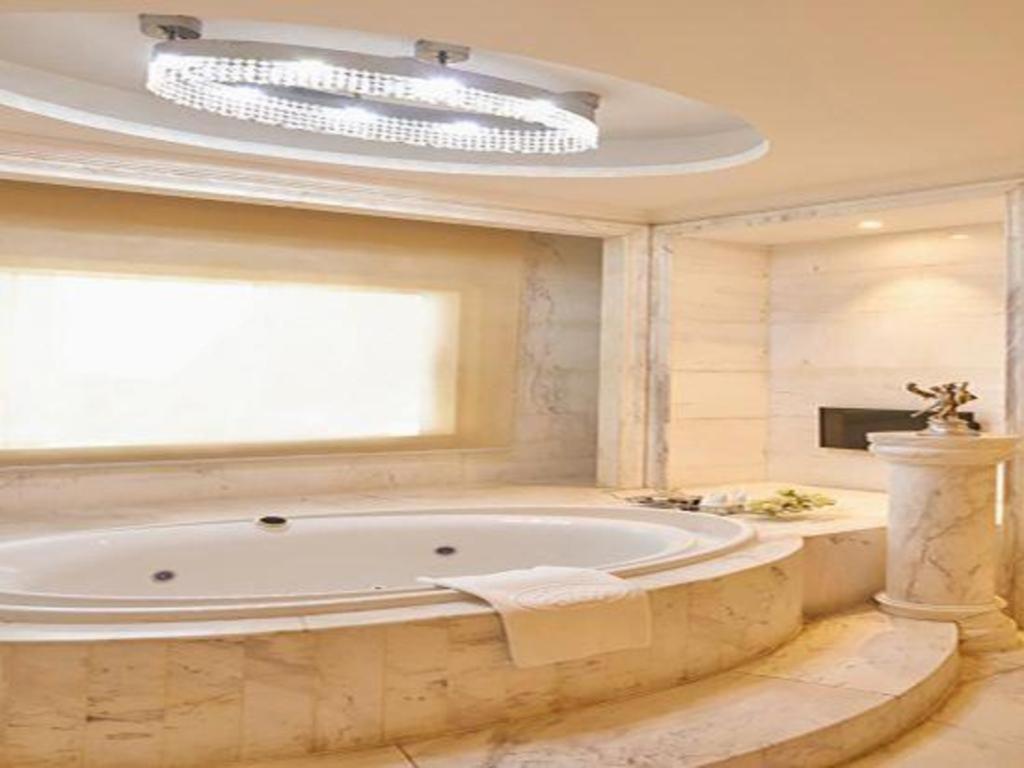 Eurasia Convention International Hotel Ухань Экстерьер фото