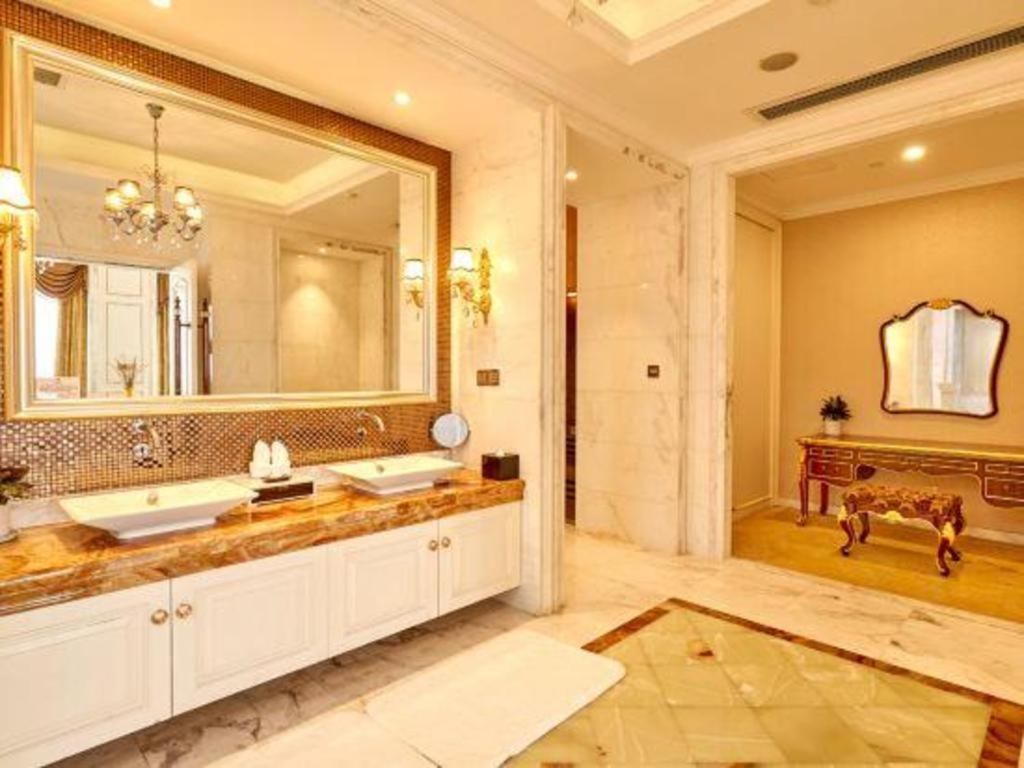 Eurasia Convention International Hotel Ухань Экстерьер фото
