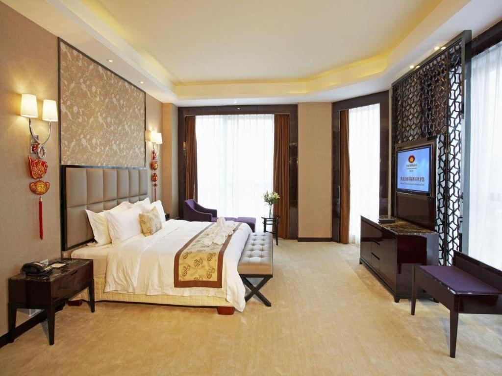 Eurasia Convention International Hotel Ухань Экстерьер фото