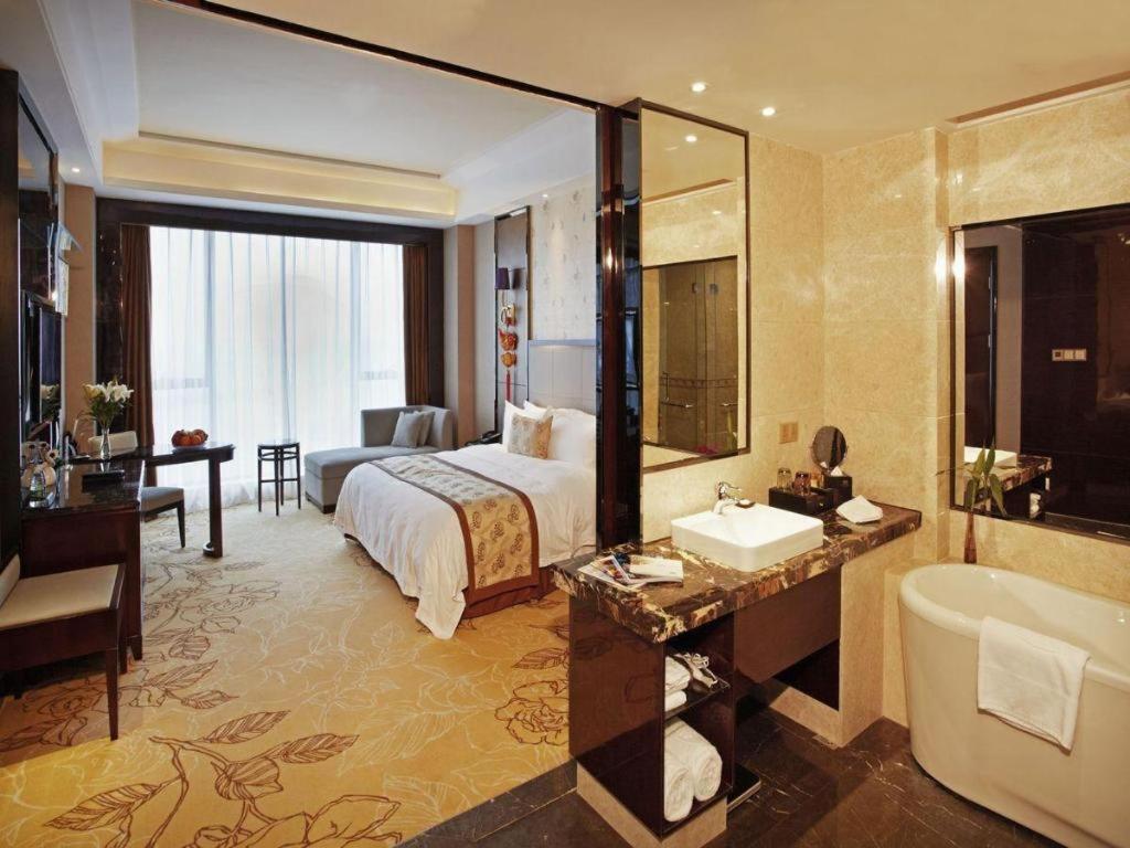 Eurasia Convention International Hotel Ухань Экстерьер фото