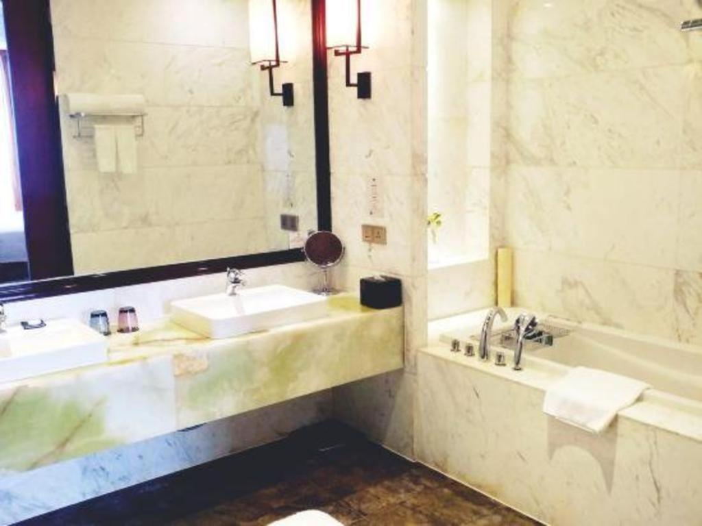 Eurasia Convention International Hotel Ухань Экстерьер фото